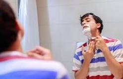 adolescente afeitar maquinilla primera